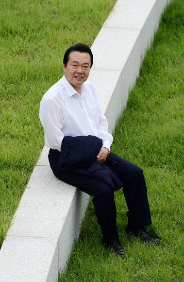 노현송 강서구청장이 지난 3일 서울식물원에서 서울신문과 인터뷰를 하기에 앞서 포즈를 취하고 있다. 노 구청장은 당초 요트장으로 개발하는 워터프런트 조성 사업을 무산시키고 대신 서울식물원을 만들도록 제안해 관철시켰다. 이종원 선임기자 jongwon@seoul.co.kr