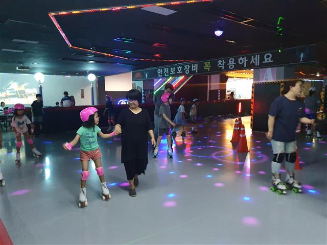 지난 1일 경기 남양주의 한 롤러장에서 함께 롤러스케이트를 타고 있는 부모와 자녀들의 모습. 고혜지 기자 hjko@seoul.co.kr