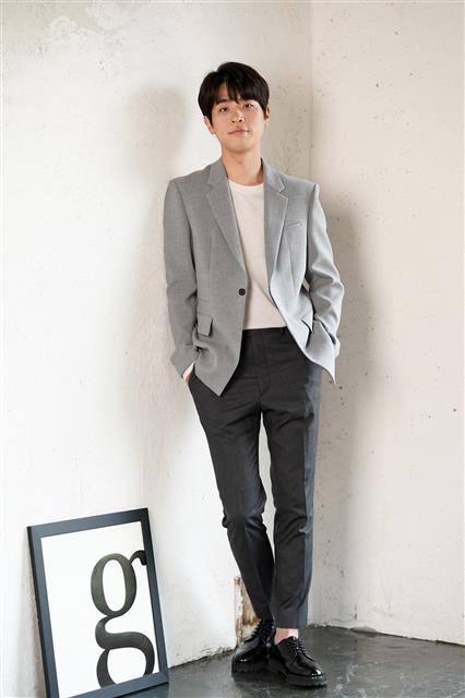 ‘연기하면서 글도 쓰는’ 배우 박정민은 올여름 서울 마포구 합정동에 작은 책방을 냈다. 친구와 함께 살 작은 집을 알아보다가, 어차피 잠만 잘 거니까 낮 동안엔 사람들이 와서 책을 봤으면 좋겠다는 바람으로 개방했단다. 그러던 게 입소문이 나고, 최근 확장 이전을 했다. “장사는, 유지할 수 있는 정도”라는 그는 자신의 책방이 편안한 놀이터가 되길 바라고 있다. 롯데엔터테인먼트 제공