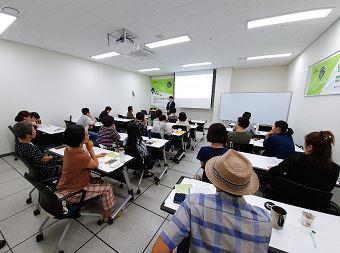 지난달 말 서울 마포구 마포중앙도서관에서 열린 ‘도서관 지혜학교’에서 시민들이 강의를 듣고 있다. 마포구 제공