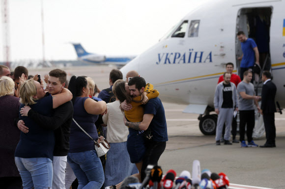 러시아에서 억류됐다가 석방된 우크라이나 측 인사들이 7일(현지시간) 수도 키예프의 보리스필 공항에 도착해 가족들과 감격의 포옹을 하고 있다. 키예프 AP 연합뉴스