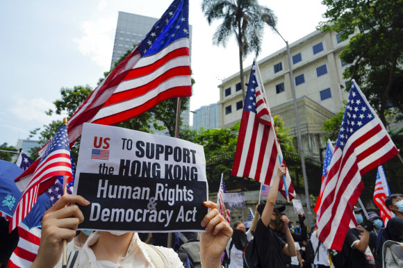 홍콩 시위에 등장한 美성조기