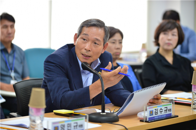 서울시의회 교육위원회 김수규 의원(동대문4, 더불어민주당)이 지난 3일 서울특별시교육청 교육시설관리본부에서 진행된 ‘제289회 임시회 교육위원회 현장방문’에서 질의하고 있다.