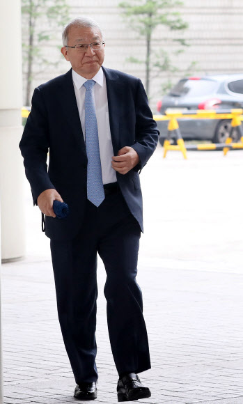 양승태, 우산들고 법정으로  사법행정권 남용 의혹을 받는 양승태 전 대법원장이 9일 오전 서울 서초구 서울중앙지법에서 열린 속행 공판에 출석하기 위해 법정으로 향하고 있다. 2019.9.9 연합뉴스