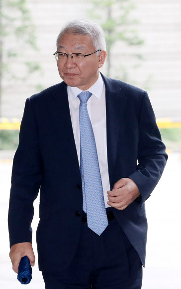 양승태, 우산들고 법정으로  사법행정권 남용 의혹을 받는 양승태 전 대법원장이 9일 오전 서울 서초구 서울중앙지법에서 열린 속행 공판에 출석하기 위해 법정으로 향하고 있다. 2019.9.9 연합뉴스
