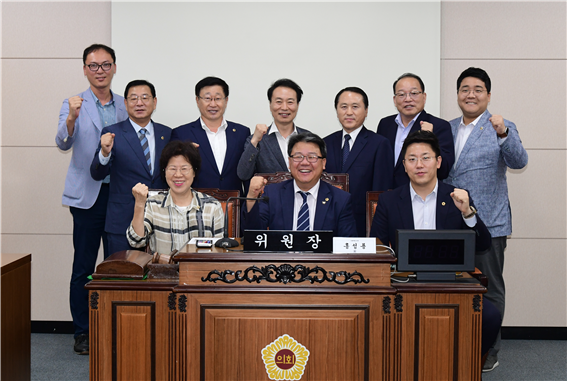 서울시의회 독도수호 특별위원회 위원(가운데 홍성룡 위원장)