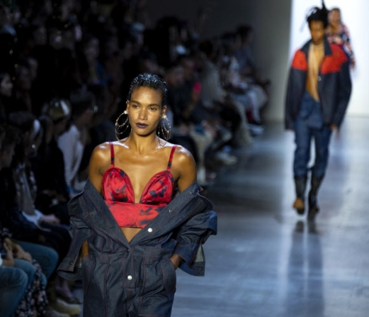 8일(현지시간) 미국 뉴욕에서 열린 뉴욕 패션위크에서 디자이너 ‘프라발 구룽’의 컬렉션 의상을 입은 모델들이 런웨이를 걷고 있다.<br>AP 연합뉴스