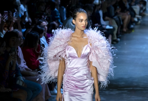 8일(현지시간) 미국 뉴욕에서 열린 뉴욕 패션위크에서 디자이너 ‘프라발 구룽’의 컬렉션 의상을 입은 모델들이 런웨이를 걷고 있다.<br>AP 연합뉴스