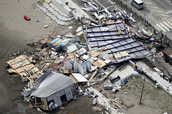 태풍 ‘파사이’로 파괴된 도쿄 해변 주택