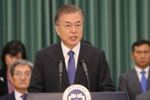 문 대통령, 조국 법무장관 ‘임명’·‘철회’ 메시지 둘 다 준비…고민 거듭