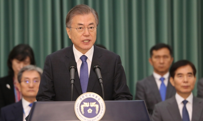 문재인 대통령이 9일 오후 청와대에서 조국 신임 법무부 장관 등에게 임명장을 수여한 후 발언하고 있다. 2019.9.9  연합뉴스