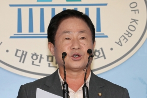 의원들 면책특권 주장 안 통했다...대법 “안경환 아들에 배상”