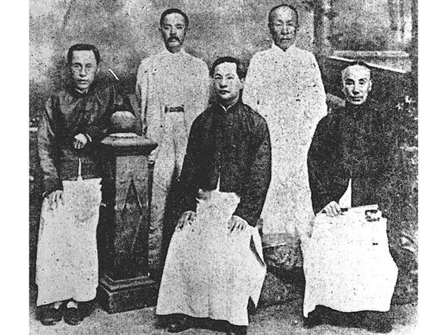 1921년 1월 베이징에서 촬영한 사진. 맨 오른쪽은 우당 이회영, 우당의 뒤쪽 두루마기를 입은 사람이 밀정으로 암살당한 김달하다. 맨 왼쪽은 유학자이며 독립운동가인 심산 김창숙 선생(건국훈장 대한민국장 추서).