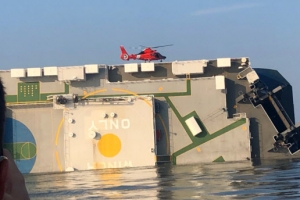 골든레이호 日선박 피하려다 전도 가능성… 韓선원 4명 구조중