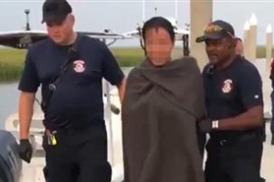 [포토] ‘마지막 구조된 한국인 선원’ 육지에 오른 순간