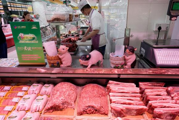 중국 베이징의 한 슈퍼마켓에서 정육점 직원이 돼지고기를 손질하고 있다. 서울신문 DB