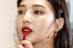[포토] ‘붉은 립스틱 바르고’ 조이
