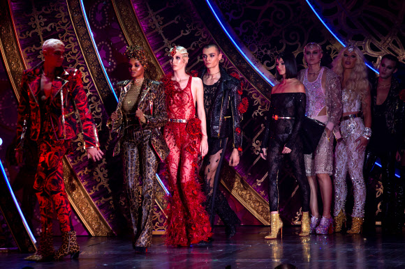 모델들이 9일(현지시간) 미국 뉴욕시에서 열린 ‘뉴욕 패션 위크’ 중 The Blonds x Moulin Rouge! The Musical 런웨이에서 멋진 포즈를 취하고 있다. AFP 연합뉴스