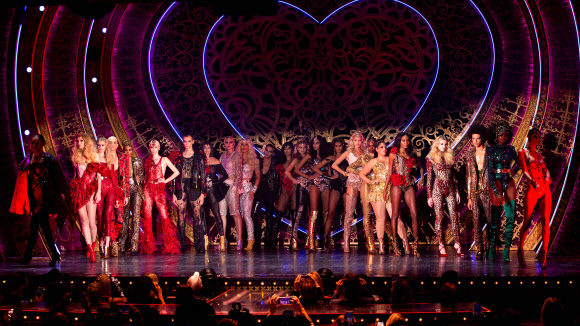 모델들이 9일(현지시간) 미국 뉴욕시에서 열린 ‘뉴욕 패션 위크’ 중 The Blonds x Moulin Rouge! The Musical 런웨이에서 멋진 포즈를 취하고 있다. AFP 연합뉴스