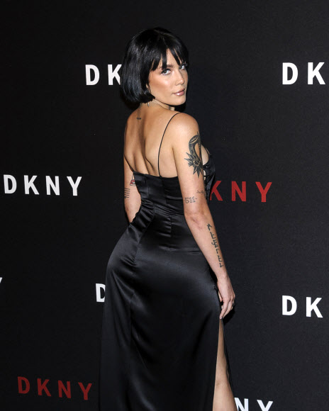 할시가 9일(현지시간) 미국 뉴욕 세인트 앤스 웨어하우스에서 열린 ‘the DKNY 30th Birthday Partyt’ 행사에 참석해 포즈를 취하고 있다. AP 연합뉴스