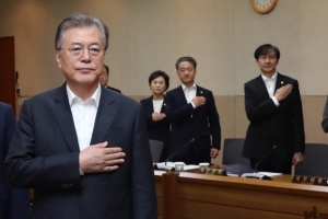 조국, 취임하자마자 ‘검찰개혁’ 인사…윤석열 “헌법 따른 수사” 원칙 강조