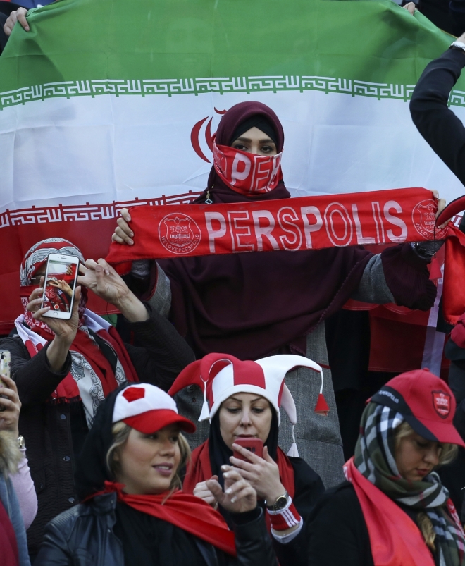 지난해 11월 축구경기를 관람하는 이란 여성들. 2019.9.10  AP 연합뉴스