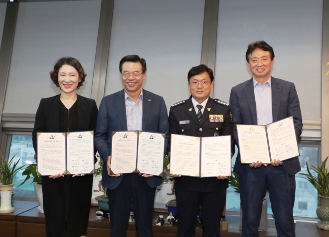 지난 5일 성장현(왼쪽 두 번째) 용산구청장 집무실에서 열린 ‘지역사회안전망 구축 협약식’에서 서은숙 한국공인중개사협회 용산구지회장, 김호승 용산경찰서장, 김원곤 용산구의사회장이 기념 촬영을 하고 있다. 용산구 제공