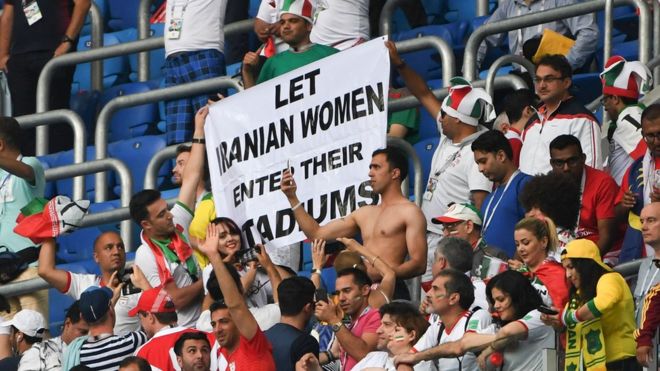 이란 축구팬들이 지난해 러시아월드컵 조별리그 B조 모로코와 이란 경기가 열린 상트페테르부르크 스타디움에서 ‘이란 여성을 그들의 스타디움에 들어가게 하라’는 플래카드를 펼쳐 보이고 있다. AFP 자료사진 