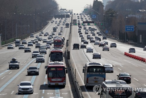 고속도로 통행 차량들[연합뉴스 자료사진]
