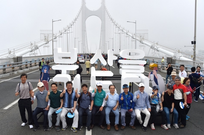 부산시는 22일 오전 7시 30분~오전 10시 30분까지 3시간 동안 광안대교를 개방한다고 11일 밝혔다<사진은 지난 7월 열린  광안대교 걷기행사장면 .부산시 제공>