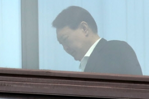 [포토] 심각한 표정으로 구내식당 향하는 윤석열 검찰총장