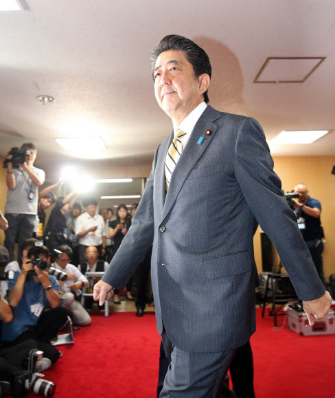 아베 신조 일본 총리가 11일 도쿄의 자민당 당사로 들어서고 있다. 아베 총리는 이날 19개 장관급 자리 중 17개를 교체하며 2012년 말 2차 집권한 이후 최대 규모의 개각을 단행했다. 도쿄 EPA 연합뉴스