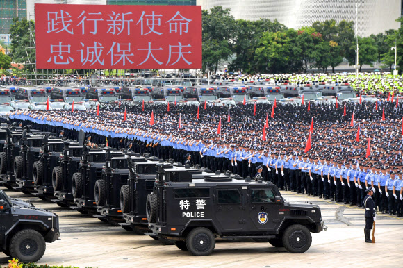 지난달 중국 경찰 수천명이 광둥성 선전에 모여서 훈련을 하는 모습. 중국 정부는 이들이 언제고 홍콩에 들어갈 수 있다고 은연중에 압박해 홍콩 시위를 무력화하고자 했다. 서울신문 DB