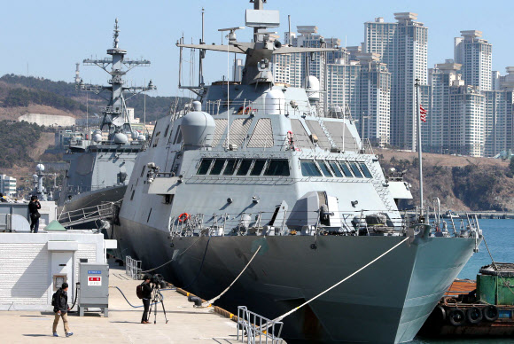 미 해군은 중형함을 중심으로 무인체계 도입에 박차를 가하고 있다. 사진은 2015년 부산작전기지에 입항한 미 해군의 연안전투함 포트워스. 연합뉴스