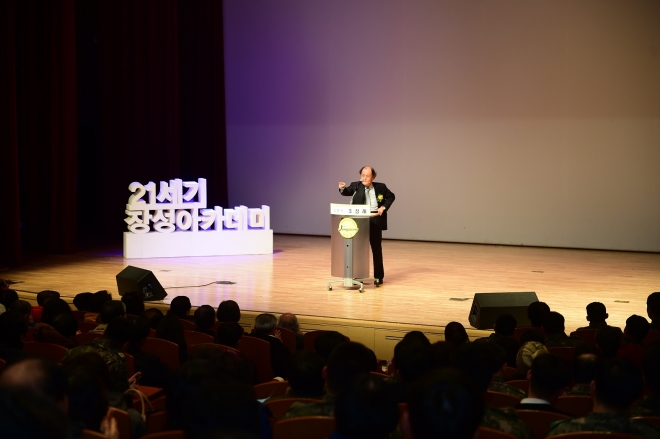 태백산맥의 조정래 작가가 장성 아카데미 강사로 초청돼 강연을 한 모습.