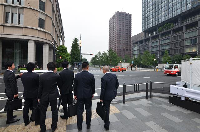 일본의 대기업들이 밀집해 있는 도쿄의 중심부 마루노우치의 직장인들.