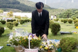 조국, 김홍영 검사 묘소 참배… 檢 아픈 기억 꺼내 개혁 압박