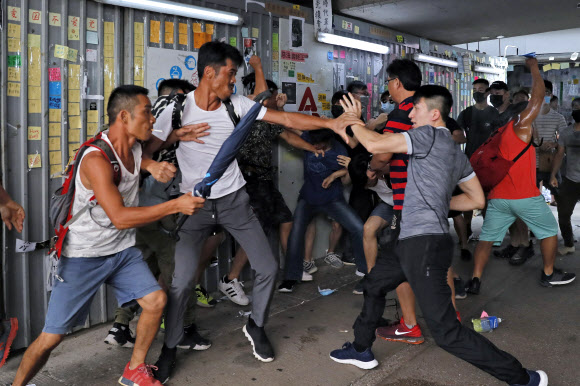 중추절 연휴에도… 홍콩 반중·친중 시위대 난투극 