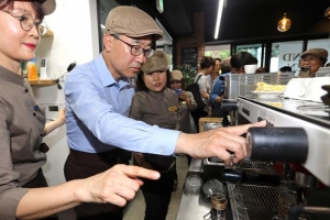 어르신 ‘일자리 복지’ 1번지서…일일 바리스타 된 금천구청장