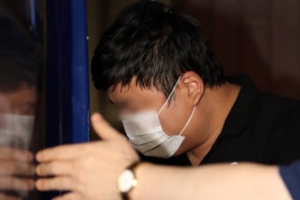 [포토] 구치소 향하는 호송차에 오르는 조국 장관 5촌 조카