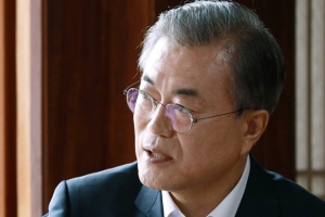 문 대통령, ‘동해, 일본해로 오기’ 공공기관에 “엄중 경고”