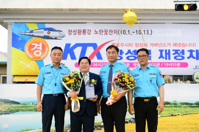 유두석 장성군수가 kTX 기관사 등 승무원들과 기념 사진을 찍고 있다.