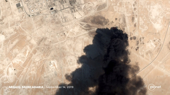 드론 공격으로 불타는 사우디 석유시설