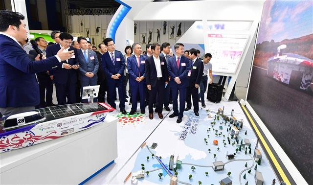 지난해 대전시에서 열린 균형발전박람회에서 참석자들이 미래의 도심 발전 방향에 대한 설명을 듣고 있다. 순천시제공