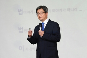 김명수 대법원장 첫 외부 특강 “왼쪽 서랍에 늘 사표 두고 있어”