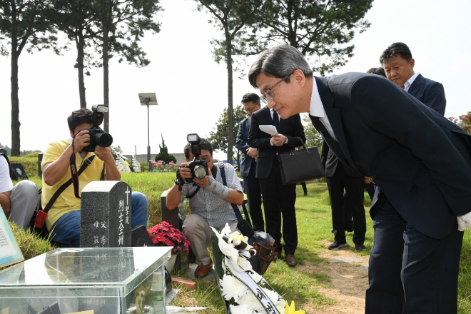 김명수 대법원장이 16일 광주 망월동 묘역에 위치한 이한열 열사의 묘소를 참배하고 있다. 법원행정처 제공