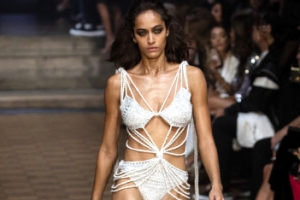 [포토] 런던 패션위크, 파격 의상 입고 캣워크