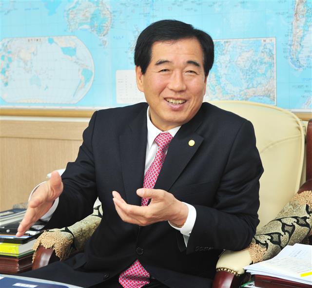 최영조 경산시장이 17일 시장실에서 가진 서울신문과의 인터뷰에서 ‘경산발전 10대 전략’ 사업에 대해 설명하고 있다.  경산시 제공