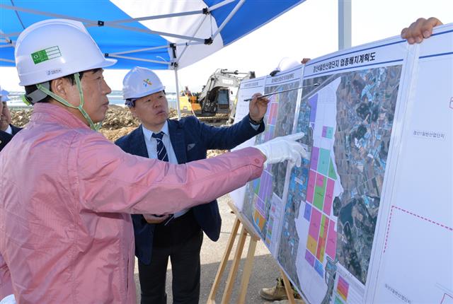 최 시장(앞쪽)이 경산일반4산업단지 현장을 찾아 공사 현황을 점검하고 있다.  경산시 제공