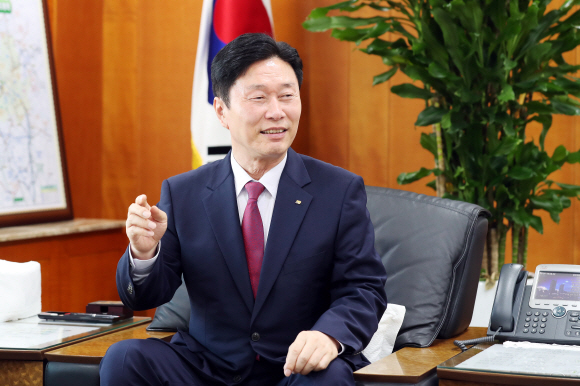 김상균 한국철도시설공단 이사장이 17일 대전 본사 집무실에서 진행된 서울신문과의 인터뷰에서 해외 철도시장 진출 확대와 남북철도 연결사업 등 현안에 대해 설명하고 있다. 한국철도시설공단 제공